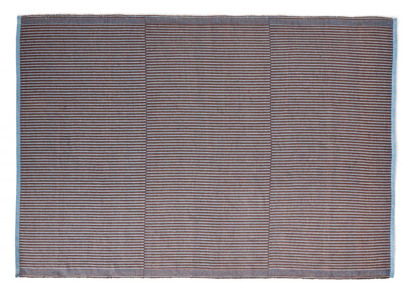 Tapis Teppich von Hay mit feinen, horizontalen Streifen in Braun und Hellblau, rechteckig.